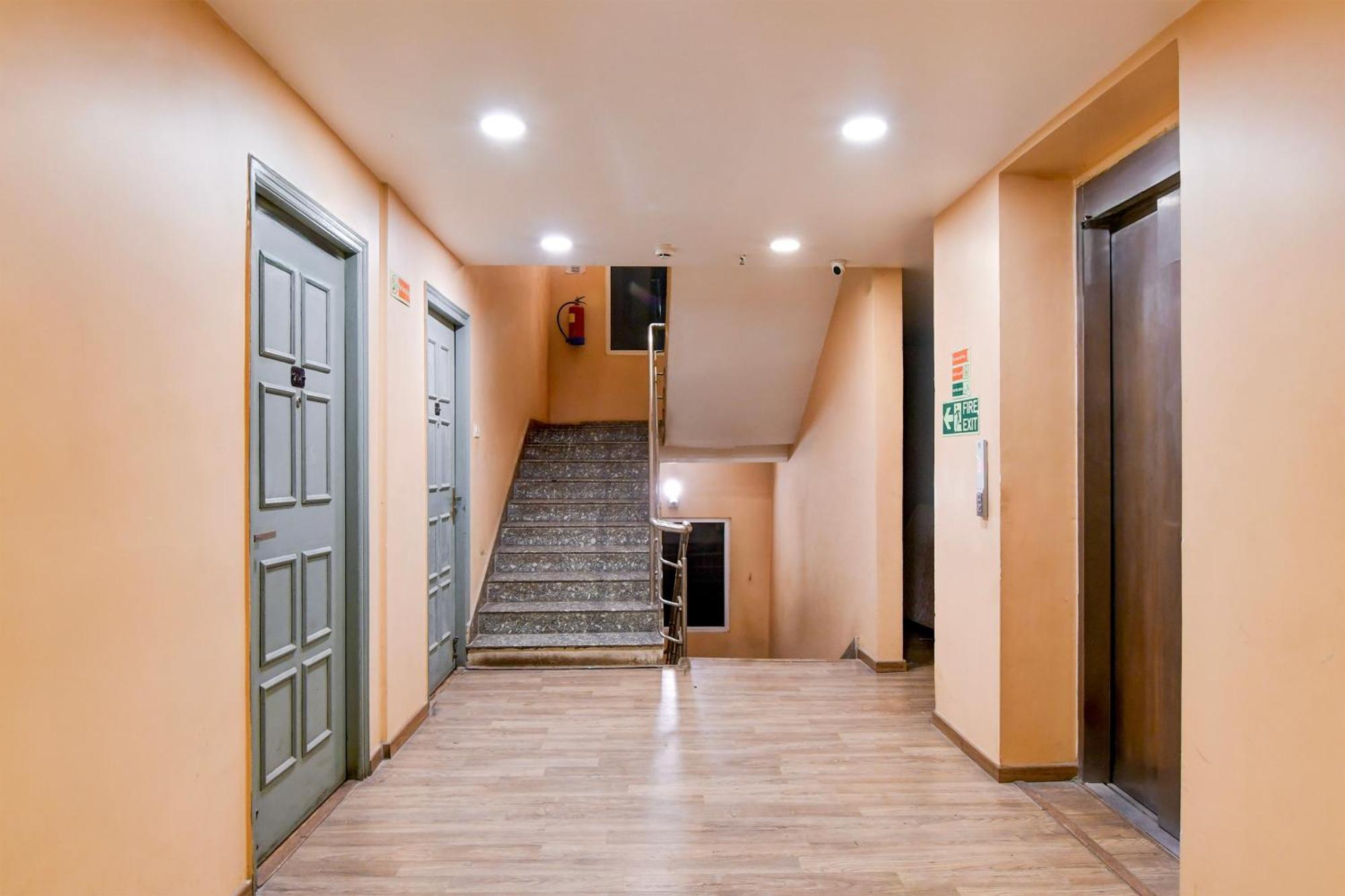 Super Townhouse Vip Road Formerly The Sky Калькутта Экстерьер фото